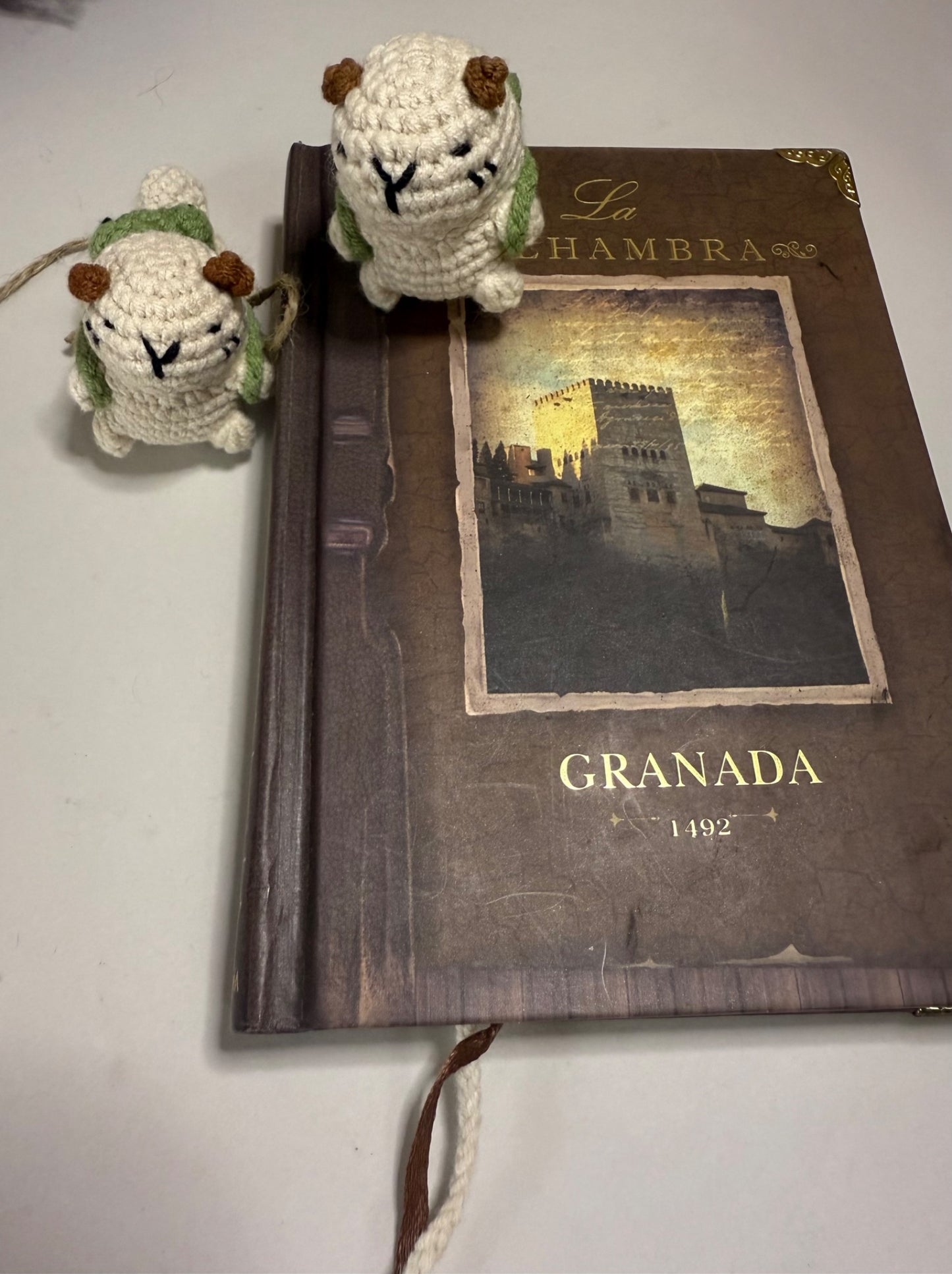📖 Marca páginas de Capibara – Con Mochila Verde y Mucha Personalidad 🐾🎒