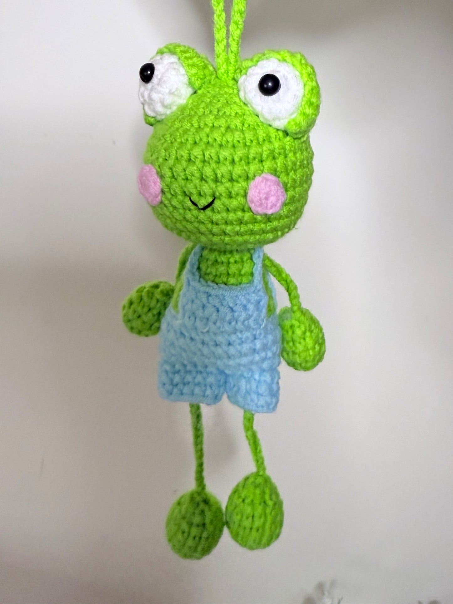 Ranita Saltarina con Overol Celeste – Llavero Amigurumi
